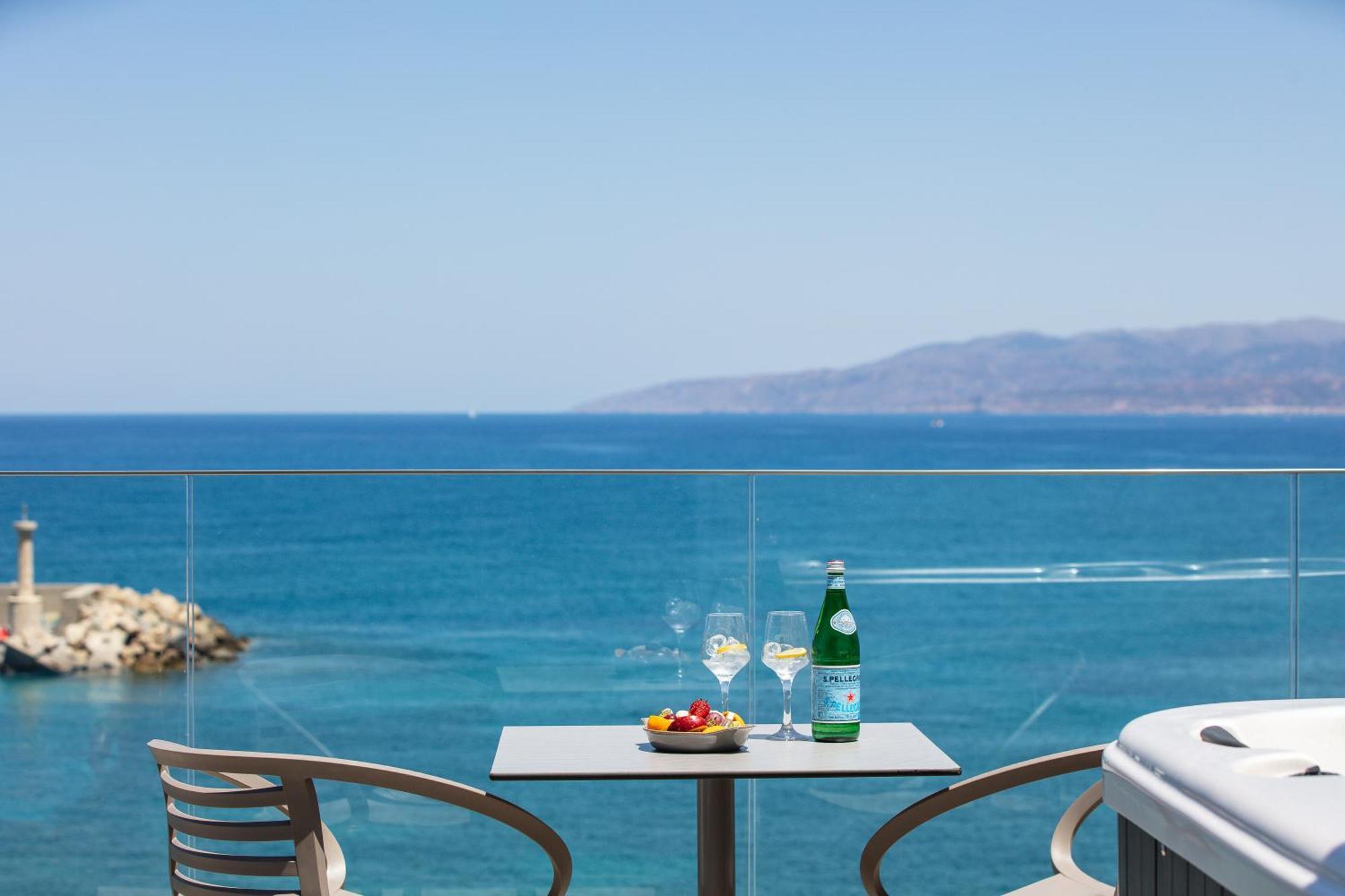 Skipper Beachfront Suites Hersonissos (Crete) Exterior foto